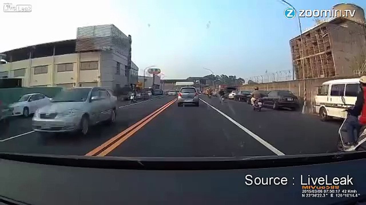 A Taïwan, les accidents de scooter, c´est pas pour rire