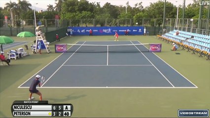 Une joueuse de tennis gagne un point sans sa raquette