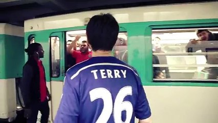 Des supporters du PSG parodient l'incident raciste du métro