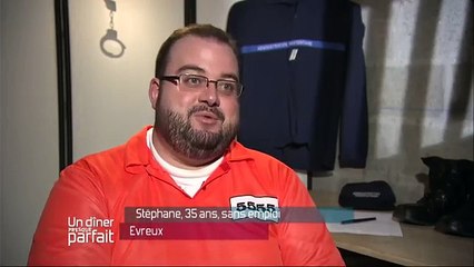 Un dîner presque parfait : le pantalon d'un candidat craque au plus mauvais endroit