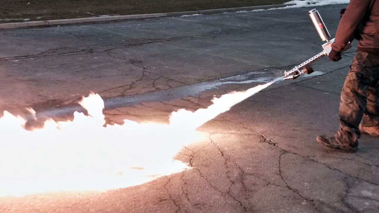 Démonstration : comment se servir d'un lance-flammes ?