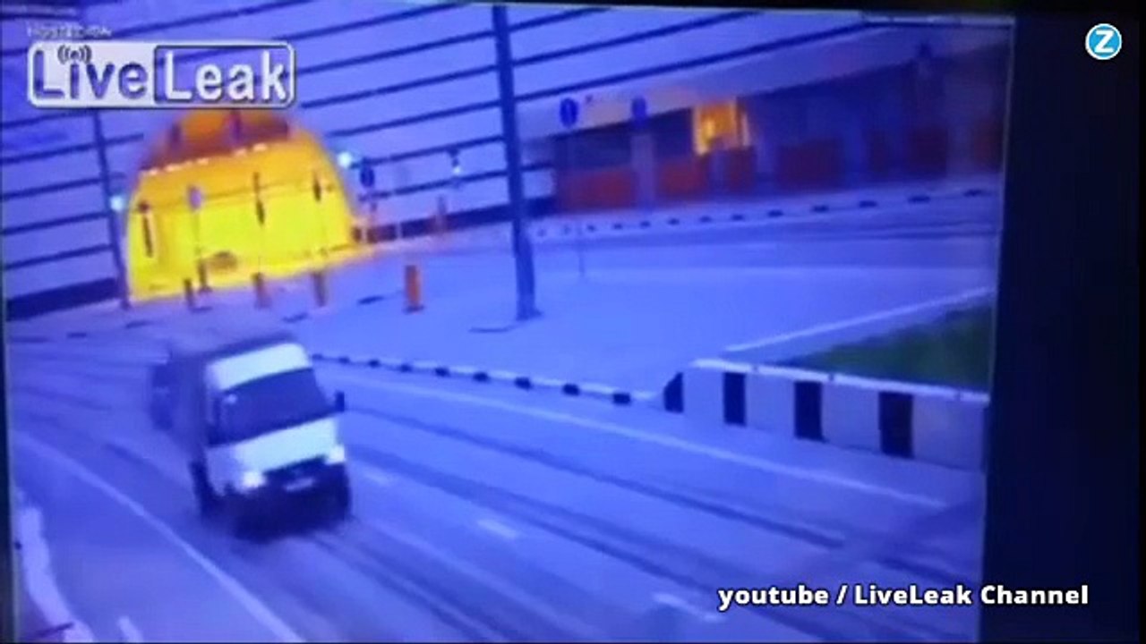 Sa voiture tombe d'un pont et il survit !