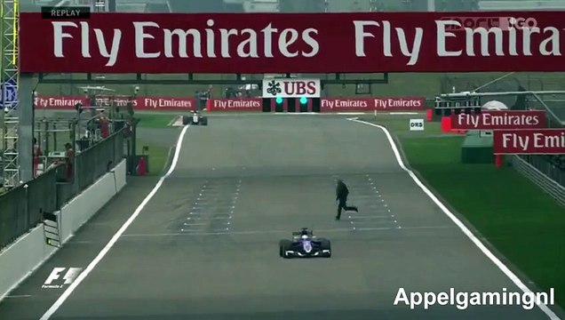 F1 : un spectateur traverse la piste en pleine séance d'essais libres du Grand Prix de Chine