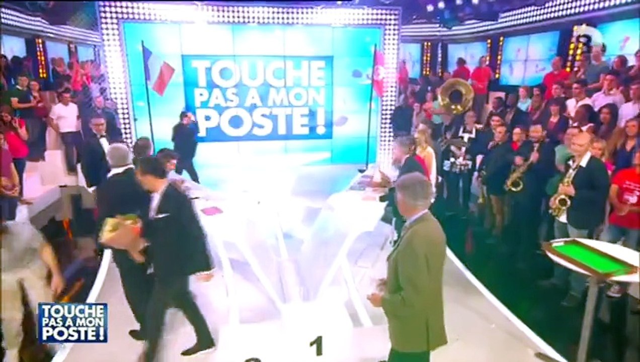 Arthur embrasse Valérie Bénaïm en direct dans Touche pas à mon poste