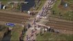 Paris-Roubaix : des coureurs forcent un passage à niveau alors qu’un TGV arrive