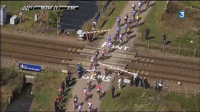 Paris-Roubaix : des coureurs forcent un passage à niveau alors qu’un TGV arrive