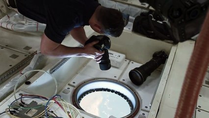 La méthode grandiose de cette jeune fille pour envoyer un message à son père... dans l'espace !