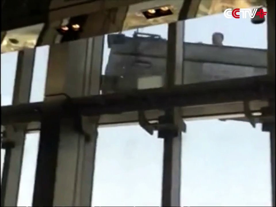 Suspendus au 91e étage, ces nettoyeurs de vitres ont dû avoir la peur de leur vie !