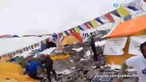 Images terrifiantes de l'avalanche dans l'Everest