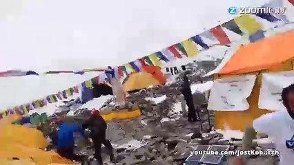Images terrifiantes de l'avalanche dans l'Everest