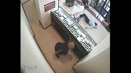 Un braqueur de bijouterie se fait corriger par un champion de Taekwondo