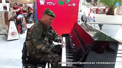 Soldat et musicien, il épate la galerie !