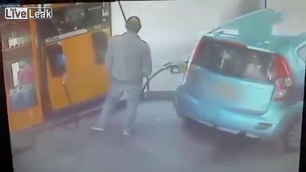 Un couple se dispute à la station essence, elle met le feu à la voiture