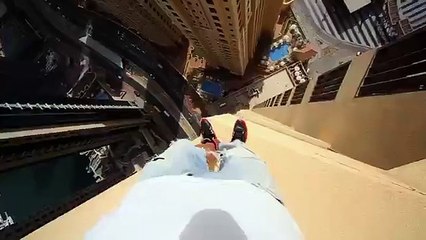 Il saute de pilier en pilier au 43e étage de l'hôtel Sofitel de Dubaï