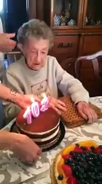 Quand une mamie de 102 ans souffle ses bougies d'anniversaire