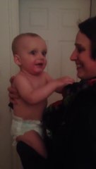 L'hilarante réaction d'un bébé qui découvre pour la première fois la jumelle de sa mère