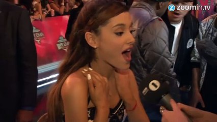 Pas touche à ses chiens, sinon Ariana Grande mord !