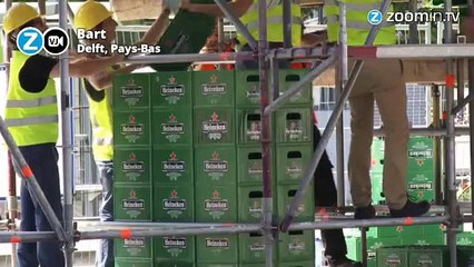 Et soudain surgit un pont en... caisses de bières