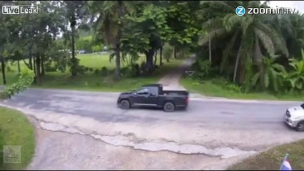 Thaïlande : le choc est si violent qu'ils s'envolent !