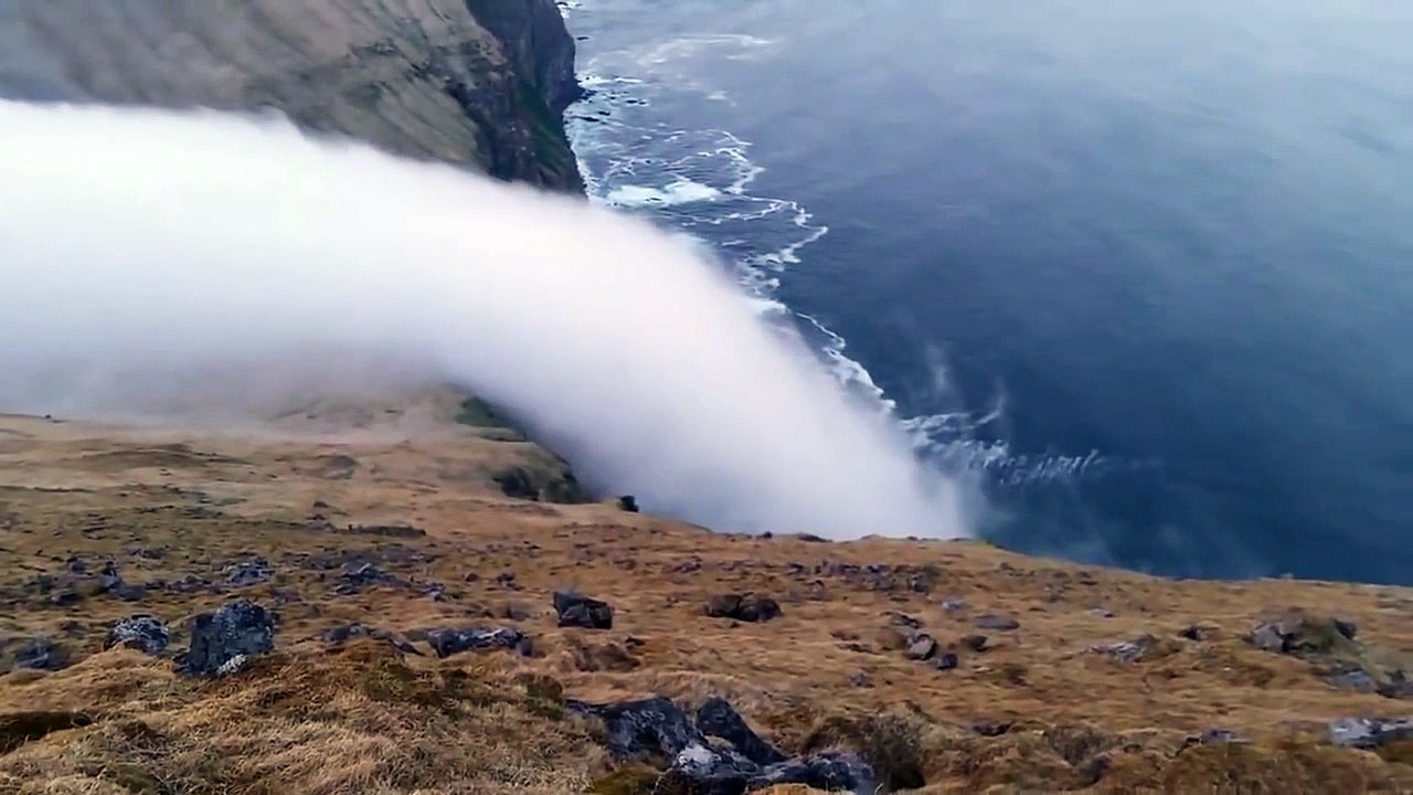 Une fabuleuse cascade de nuages filmée en Islande