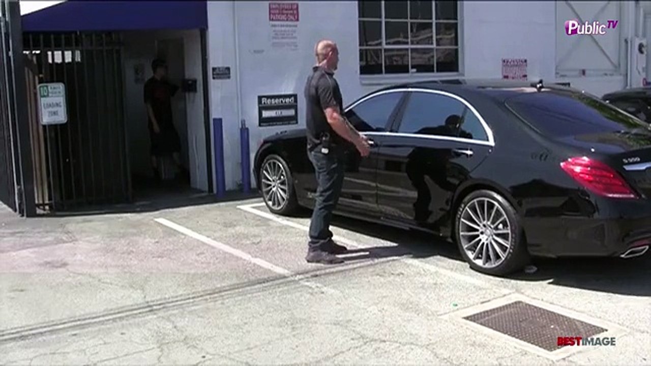 Exclu Vidéo : Kourtney Kardashian : look grungy-chic sous le soleil à L.A. !