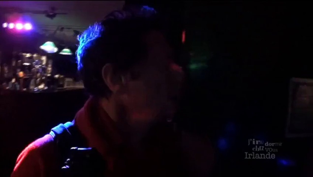 Antoine de Maximy s'essaie au pole dance lors de son voyage en Irlande !