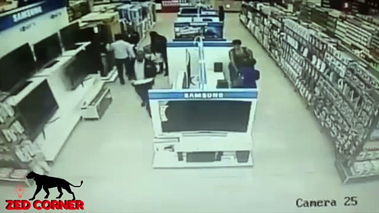 Cette femme essaie de voler une télé en la cachant sous sa robe !