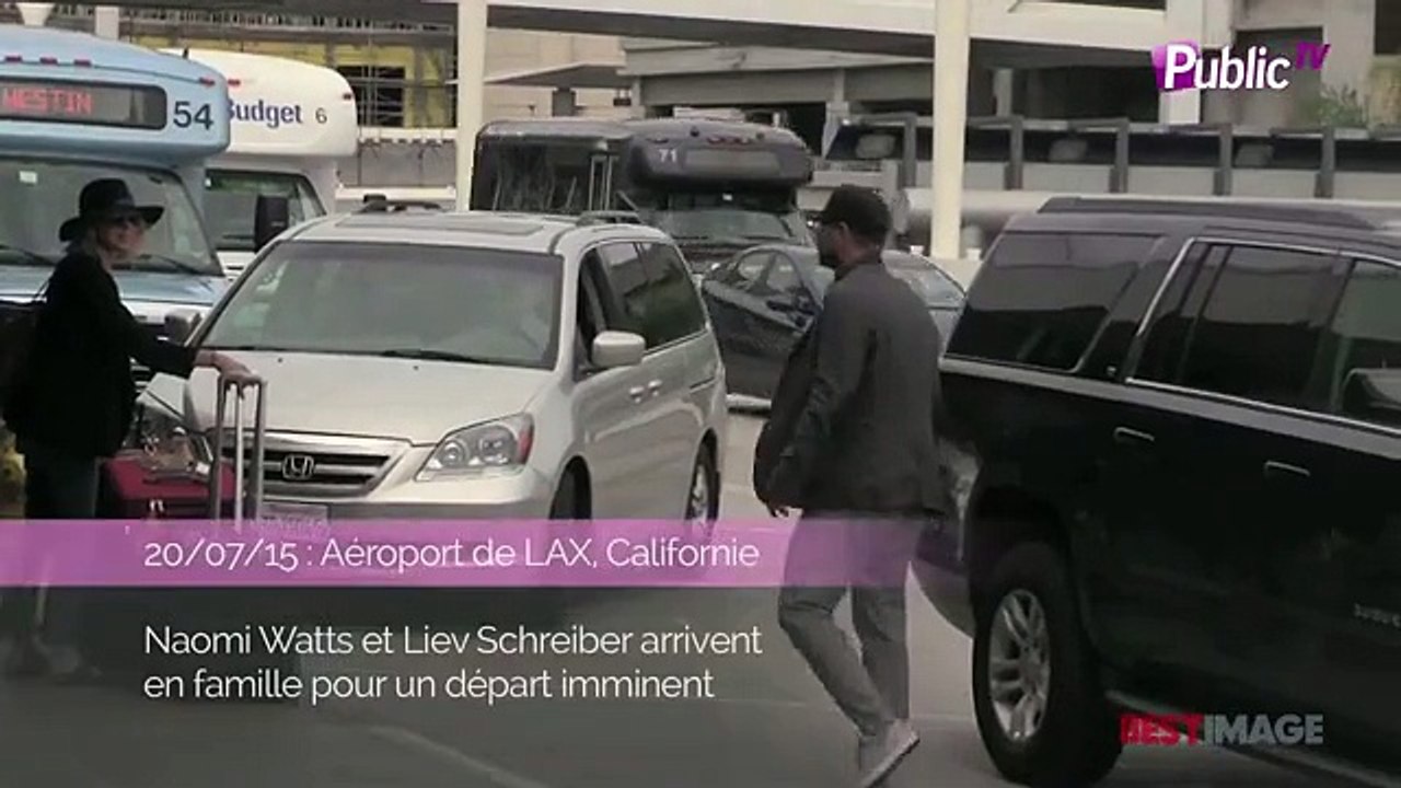 Exclu Vidéo : Naomi Watts et Liev Schreiber : prêts à décoller en famille au départ de LAX !