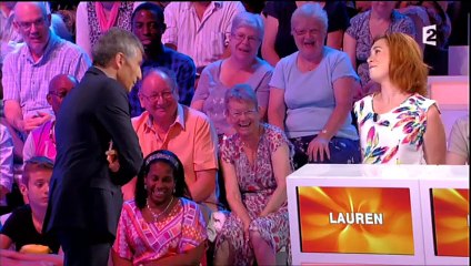 Tout le monde veut prendre sa place : le moment très gênant pour cette candidate avec son micro