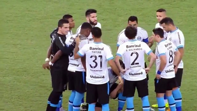 Il urine au milieu de ses coéquipiers !