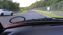 Une voiture se crashe sur le circuit Nürburg