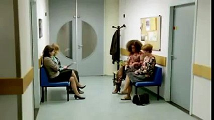 Mira la reacción de esta mujer al escuchar a otra gritar por teléfono