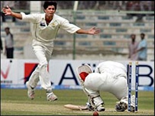 Sachin Tendulkar Bows to Mohammad Asif