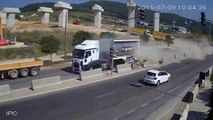 Mobese trafik kazası görüntüsü ve inanılmaz kurtuluş. Gözlerinize inanamayacaksın