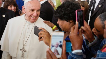 Service and selfies at Pope Francis’s Catholic Charities stop