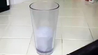 Le tour de magie du verre d'eau en carton -