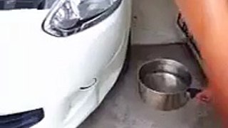 Un jeune homme répare une bosse sur sa voiture en utilisant seulement de l'eau bouillante !