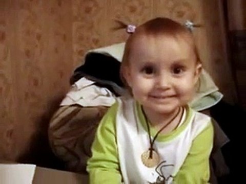 Маленькая девочка поет песенку Ты только мой!