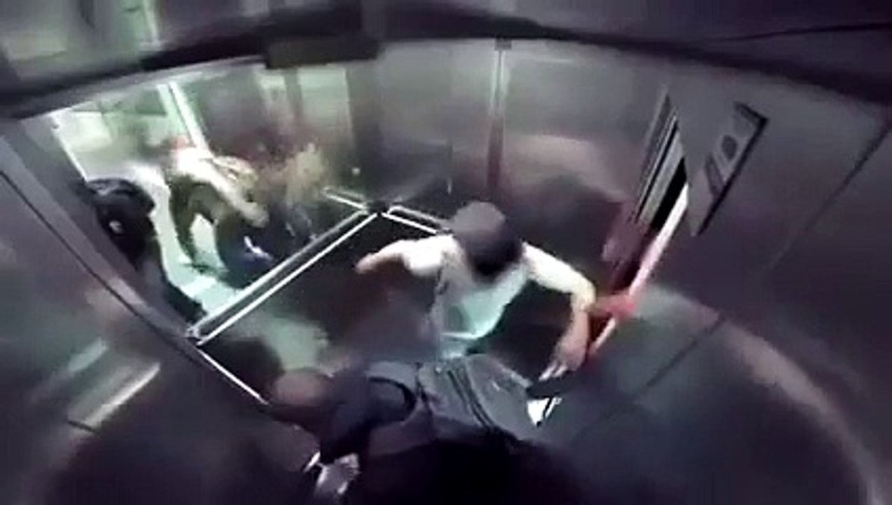 Bị Tào Tháo rượt trong thang máy