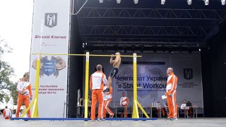 Street Workout  -  Dima Malakhov réussit 15 tractions à une seule main
