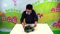 Çocuk gibi oyuncak oynayan adam - Bruder Jeep Land Rover