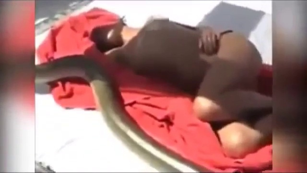 Cruel broma a mujer durmiendo sin sosten