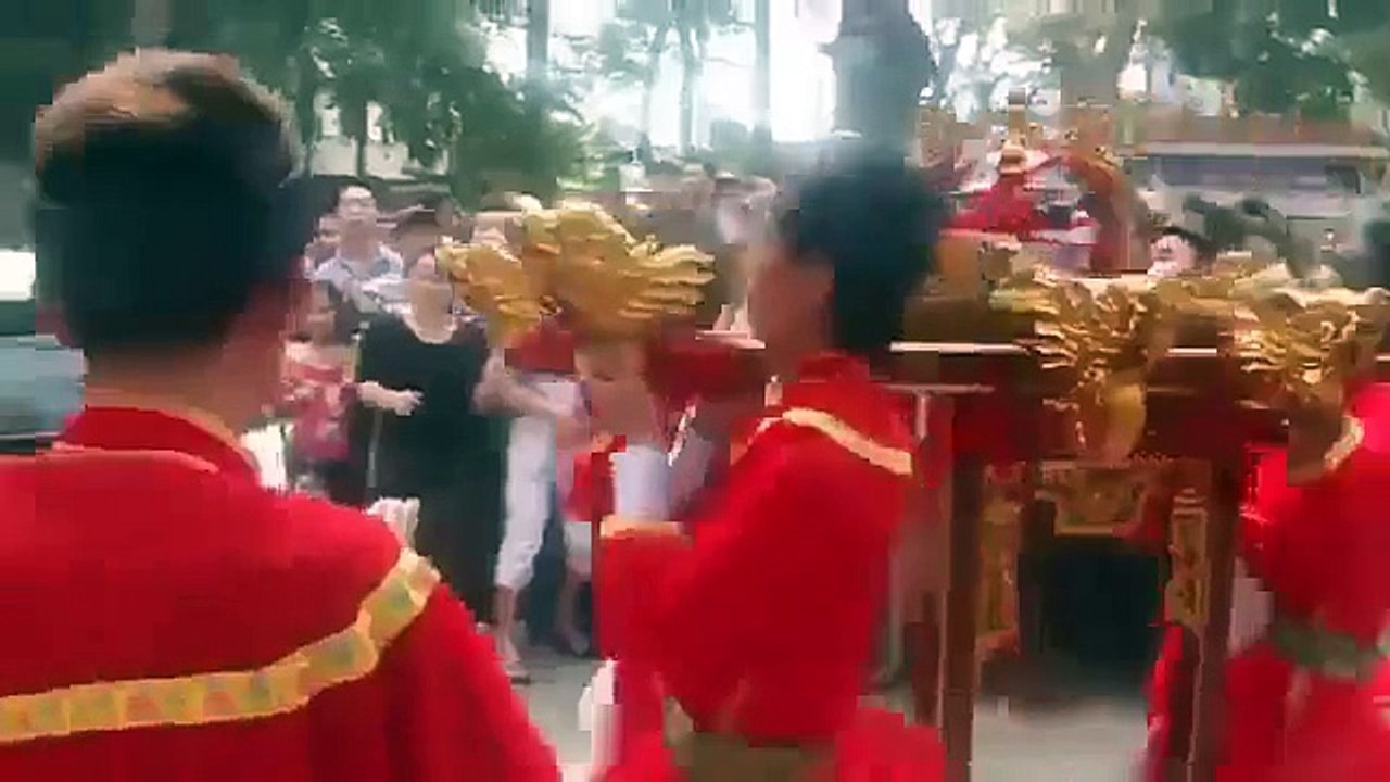 Kiệu Xoay Đâm Vỡ Kính Oto