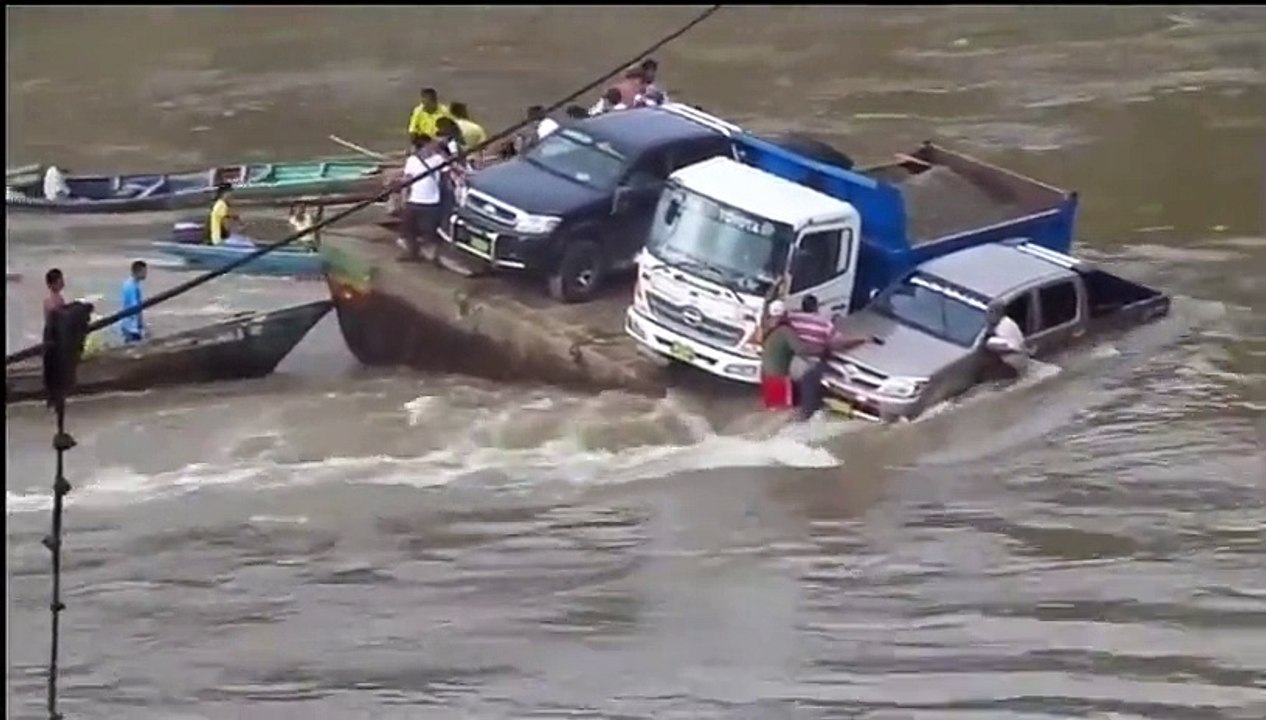 Nước Ngập Phà Chôi Hết Cả Người Lẫn Oto