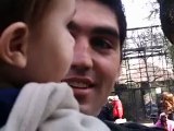 Thiago en el zoo con los elefantes