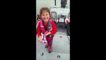 Une petite fille attrape un poisson de 45cm avec une canne à pêche Barbie...