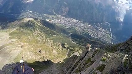 Vol impressionnant en wingsuit à Chamonix