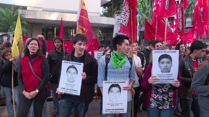Mexicanos en Buenos Aires recuerdan un año de Ayotzinapa