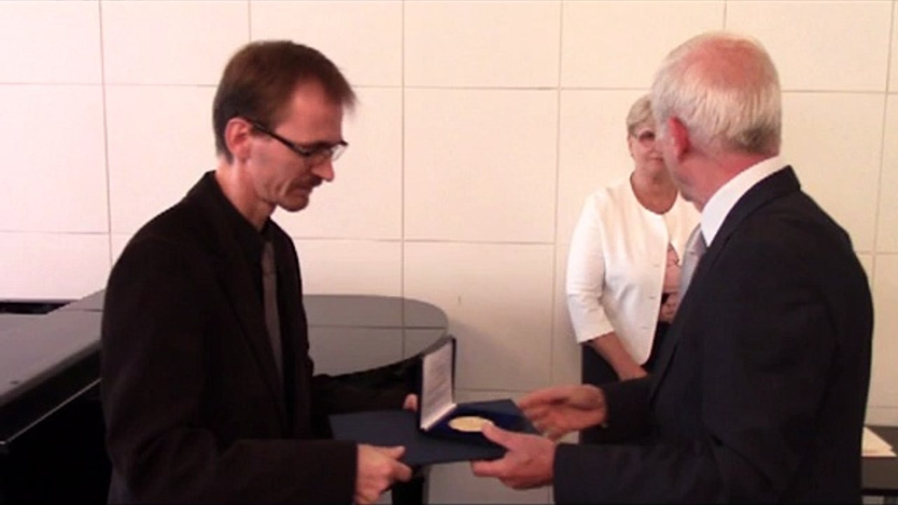 Jozef Kristek preberá cenu za vedeckú a odbornú literatúru