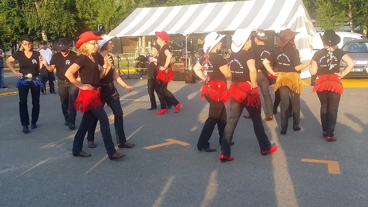 "Big Blue Note" par le Levis Country Line Dance en démo